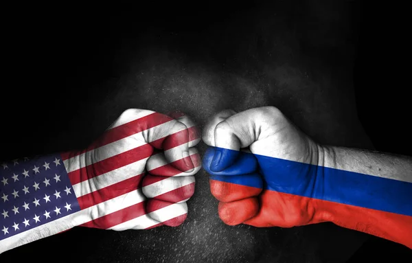 Конфликт Между Сша Россией Мужские Кулаки Нарисованными Коже Флагами Изолированы — стоковое фото
