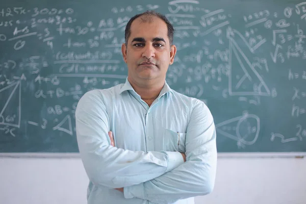 Retrato Professor Sério Contra Quadro Negro Ensinando Matemática Sala Aula — Fotografia de Stock
