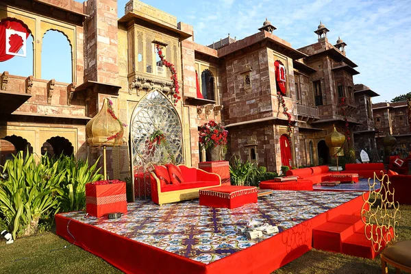 Jodhpur, Rajasthan, Hindistan, 20 Ağustos 2020: Gelin ve damat için arka bahçede veya çimlerde düğün töreni için renkli Hint düğün sahnesi, düğün etkinliği dekorasyonu, açık havada lüks düğün