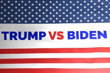 Amerikan bayrağı illüstrasyonunda Trump 'a karşı Biden, 2020 başkanlık seçiminde iki aday, cumhuriyetçi ve demokratik parti konsepti. Yazı.