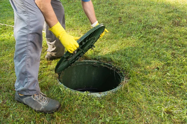 Opening Septic Tank Deksel Schoonmaak Blokkering Septische Systeem Zuig Pijpen — Stockfoto