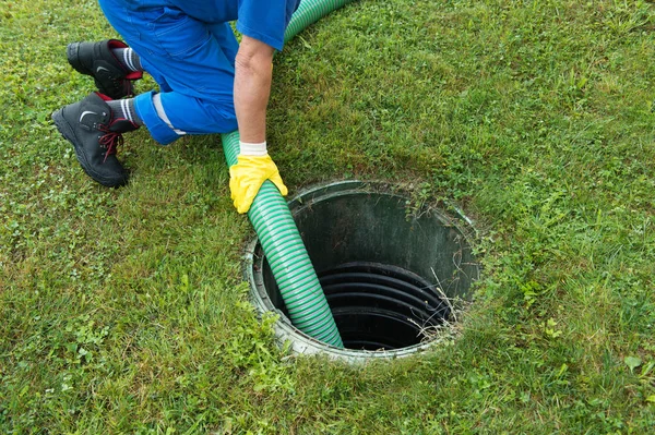 清空家庭化粪池 清理和疏通堵塞的排水管 — 图库照片