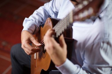 Profesyonel müzisyen klasik gitar çalıyor. Seçici odak, sığ derinlik-in tarla.