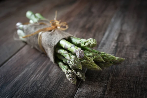 Closeup Shot Fresh Asparagus Bunch Wooden Rustic Background — Stock Photo, Image