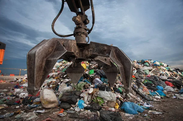 Gros Plan Sur Les Déchets Enlèvement Mécanique Bras Une Pile — Photo