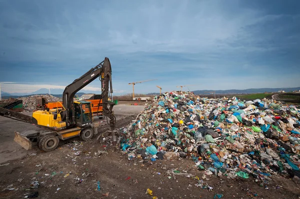 Bulldozer Con Brazo Mecánico Agarrando Residuos Una Pila Vertedero Ciudad — Foto de Stock