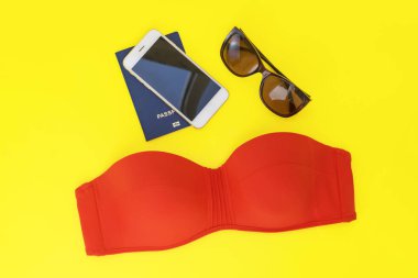 Yaz tatil kavramı. Düz yatıyordu