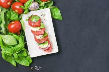 mozarella peyniri, domates ve fesleğen plaka üzerinde Caprese salatası