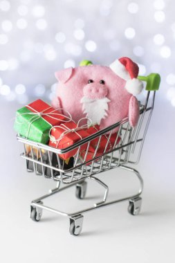 Noel kavramı. Domuzcuk hediyeler ile