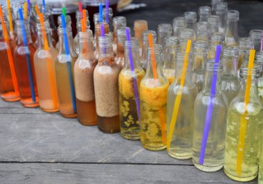 Cam limonata. Bir tahlil içki. Limonata bir şişe 