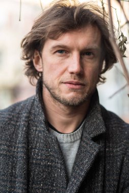 Sokaktaki yakışıklı bir adamın fotoğraf çekimi.