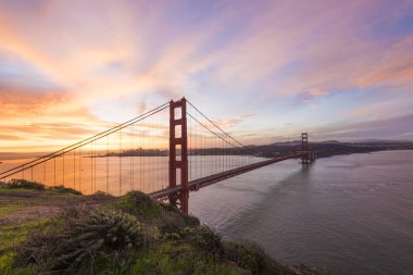 Güzel gündoğumu bitti Golden Gate Köprüsü / San Francisco / California