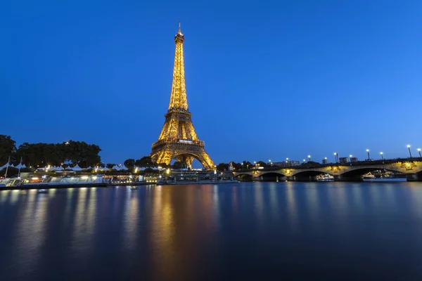 Panoramische Foto Van Prachtige Blauwe Uur Zonsondergang Van Eiffeltoren Parijs Rechtenvrije Stockafbeeldingen