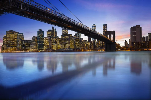 Güzel gün batımı manzarasına Manhattan Brooklyn Köprüsü ile