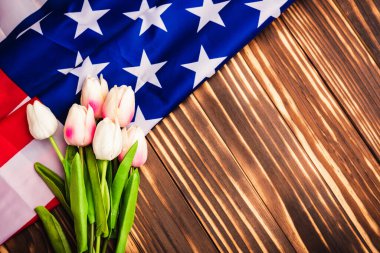 Anma Günü 'nüz kutlu olsun. Hatırlayın, daha önce ama şimdi nadiren Dekorasyon Günü, Amerikan bayrağı ve ahşap arka planda bir lale çiçeği ve Amerika Birleşik Devletleri' nde federal bir bayram olan fotokopi uzayı anıyordu.