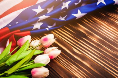 Anma Günü 'nüz kutlu olsun. Hatırlayın, daha önce ama şimdi nadiren Dekorasyon Günü, Amerikan bayrağı ve ahşap arka planda bir lale çiçeği ve Amerika Birleşik Devletleri' nde federal bir bayram olan fotokopi uzayı anıyordu.