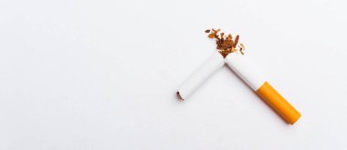 31 Mayıs Dünya 'nın Tütün Yok Günü, sigara yok, kırık sigara yığınına yakın durmak yok veya sigara STOP sembolik beyaz arka planda afiş fotokopi alanı ve Uyarı akciğer sağlığı kavramı