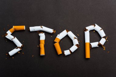 31 Mayıs Dünya Tütün Yok Günü, sigara içme yok sigara yığınının siyah arka planda sigara veya tütün ile yazılan metni durdurun ve akciğer sağlığı kavramını uyarın
