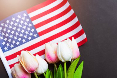 Anma Günü 'nüz kutlu olsun. Hatırlayın, daha önce ama şimdi nadiren Dekorasyon Günü, Amerikan bayrağı ve siyah arka planda bir lale çiçeği olarak anılır. Amerika' da federal bir bayram.