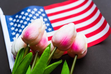 Anma Günü 'nüz kutlu olsun. Hatırlayın, daha önce ama şimdi nadiren Dekorasyon Günü, Amerikan bayrağı ve siyah arka planda bir lale çiçeği olarak anılır. Amerika' da federal bir bayram.