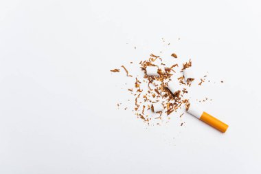 31 Mayıs Dünya 'nın Tütün Yok Günü, sigara yok, kırık sigara veya tütün stokunun fotokopi alanı olan beyaz arka planda sembolik olarak kapatılması ve akciğer sağlığı konsepti uyarısı