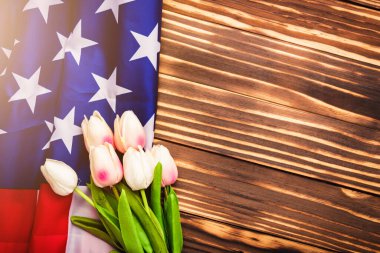 Anma Günü 'nüz kutlu olsun. Hatırlayın, daha önce ama şimdi nadiren Dekorasyon Günü, Amerikan bayrağı ve ahşap arka planda bir lale çiçeği ve Amerika Birleşik Devletleri' nde federal bir bayram olan fotokopi uzayı anıyordu.