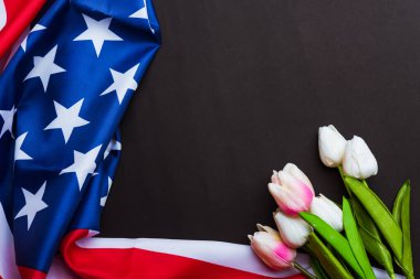 Anma Günü 'nüz kutlu olsun. Hatırlayın, daha önce ama şimdi nadiren Dekorasyon Günü, Amerikan bayrağı ve siyah arka planda bir lale çiçeği olarak anılır. Amerika' da federal bir bayram.