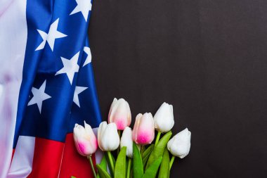 Anma Günü 'nüz kutlu olsun. Hatırlayın, daha önce ama şimdi nadiren Dekorasyon Günü, Amerikan bayrağı ve siyah arka planda bir lale çiçeği olarak anılır. Amerika' da federal bir bayram.