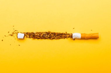 31 Mayıs Dünya 'nın Tütün Yok Günü, sigara yok, kırık sigara yığınına yakın durmak yok veya sarı arka planda fotokopi alanı olan tütün STOP sembolik ve akciğer sağlığı konsepti uyarısı