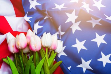 Anma Günü 'nüz kutlu olsun. Hatırlayın, daha önce ama şimdi nadiren Dekorasyon Günü, Amerikan bayrağı ve siyah arka planda bir lale çiçeği olarak anılır. Amerika' da federal bir bayram.