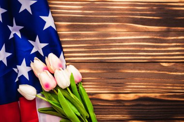 Anma Günü 'nüz kutlu olsun. Hatırlayın, daha önce ama şimdi nadiren Dekorasyon Günü, Amerikan bayrağı ve ahşap arka planda bir lale çiçeği ve Amerika Birleşik Devletleri' nde federal bir bayram olan fotokopi uzayı anıyordu.