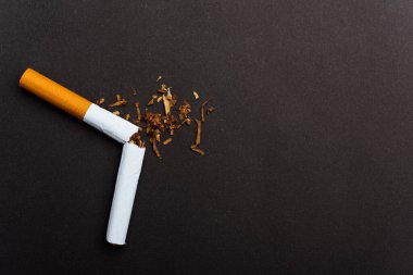31 Mayıs Dünya Tütün Yok Günü, sigara yok, kırık sigara yığınının kapatılması veya siyah arka planda fotokopi alanı ile tütün STOP sembolik ve akciğer sağlığı kavramı