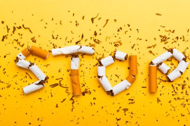 31 Mayıs Dünya Tütün Yasağı Günü, sigara içme yok Yığın sigara ya da tütünün çoğaltma alanı olan sarı arkaplan üzerindeki metnini yazma ve akciğer sağlığı kavramını uyarma yok
