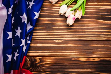 Anma Günü 'nüz kutlu olsun. Hatırlayın, daha önce ama şimdi nadiren Dekorasyon Günü, Amerikan bayrağı ve ahşap arka planda bir lale çiçeği ve Amerika Birleşik Devletleri' nde federal bir bayram olan fotokopi uzayı anıyordu.