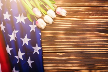 Anma Günü 'nüz kutlu olsun. Hatırlayın, daha önce ama şimdi nadiren Dekorasyon Günü, Amerikan bayrağı ve ahşap arka planda bir lale çiçeği ve Amerika Birleşik Devletleri' nde federal bir bayram olan fotokopi uzayı anıyordu.