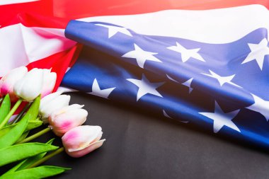 Anma Günü 'nüz kutlu olsun. Hatırlayın, daha önce ama şimdi nadiren Dekorasyon Günü, Amerikan bayrağı ve siyah arka planda bir lale çiçeği olarak anılır. Amerika' da federal bir bayram.