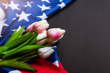 Anma Günü 'nüz kutlu olsun. Hatırlayın, daha önce ama şimdi nadiren Dekorasyon Günü, Amerikan bayrağı ve siyah arka planda bir lale çiçeği olarak anılır. Amerika' da federal bir bayram.