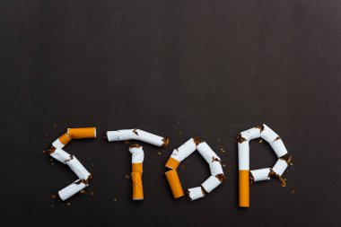 31 Mayıs Dünya Tütün Yok Günü, sigara içme yok sigara yığınının siyah arka planda sigara veya tütün ile yazılan metni durdurun ve akciğer sağlığı kavramını uyarın
