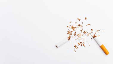 31 Mayıs Dünya 'nın Tütün Yok Günü, sigara yok, kırık sigara veya tütün stokunun fotokopi alanı olan beyaz arka planda sembolik olarak kapatılması ve akciğer sağlığı konsepti uyarısı