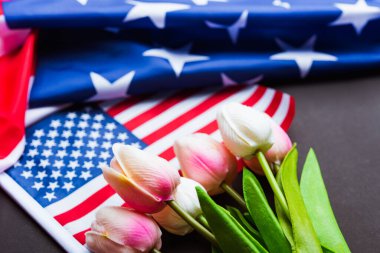 Anma Günü 'nüz kutlu olsun. Hatırlayın, daha önce ama şimdi nadiren Dekorasyon Günü, Amerikan bayrağı ve siyah arka planda bir lale çiçeği olarak anılır. Amerika' da federal bir bayram.