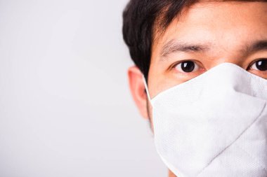 Coronavirus 'a karşı cerrahi hijyenik koruyucu yüz maskesi takan Asyalı yakışıklı adam, izole edilmiş beyaz arka plan, COVID-19 tıbbi konsept.