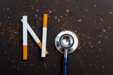 31 Mayıs 'ta Dünya Tütün Yok Günü, Sigara Yığını' na Hayır sözcüğü, sigara, tütün ve doktor steteskopu, fotokopi alanı ve akciğer sağlığı konsepti.