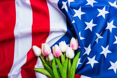 Anma Günü 'nüz kutlu olsun. Hatırlayın, daha önce ama şimdi nadiren Dekorasyon Günü, Amerikan bayrağı ve siyah arka planda bir lale çiçeği olarak anılır. Amerika' da federal bir bayram.