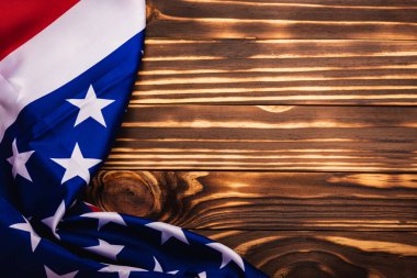 Anma Günü 'nüz kutlu olsun. Hatırlayın, Amerika Birleşik Devletleri' nde federal bir bayram olan ahşap arka plan ve fotokopi alanında Amerika Birleşik Devletleri bayrağı.