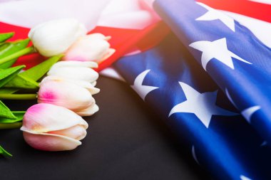 Anma Günü 'nüz kutlu olsun. Hatırlayın, daha önce ama şimdi nadiren Dekorasyon Günü, Amerikan bayrağı ve siyah arka planda bir lale çiçeği olarak anılır. Amerika' da federal bir bayram.