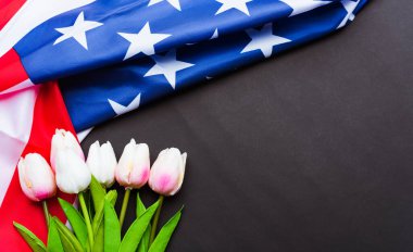 Anma Günü 'nüz kutlu olsun. Hatırlayın, daha önce ama şimdi nadiren Dekorasyon Günü, Amerikan bayrağı ve siyah arka planda bir lale çiçeği olarak anılır. Amerika' da federal bir bayram.