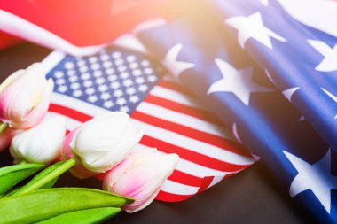 Anma Günü 'nüz kutlu olsun. Hatırlayın, daha önce ama şimdi nadiren Dekorasyon Günü, Amerikan bayrağı ve siyah arka planda bir lale çiçeği olarak anılır. Amerika' da federal bir bayram.
