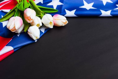 Anma Günü 'nüz kutlu olsun. Hatırlayın, daha önce ama şimdi nadiren Dekorasyon Günü, Amerikan bayrağı ve siyah arka planda bir lale çiçeği olarak anılır. Amerika' da federal bir bayram.