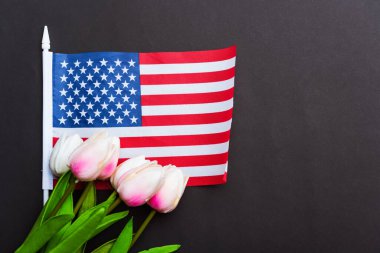 Anma Günü 'nüz kutlu olsun. Hatırlayın, daha önce ama şimdi nadiren Dekorasyon Günü, Amerikan bayrağı ve siyah arka planda bir lale çiçeği olarak anılır. Amerika' da federal bir bayram.