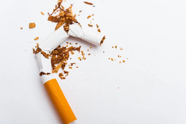 Mai Des Weltnichtrauchertages Nichtraucherschutz Nahaufnahme Von Zerbrochenen Zigaretten Oder Tabakstapeln — Stockfoto
